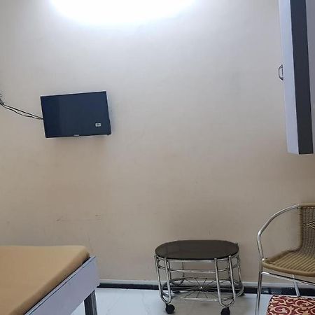 New Metro Guest House Mumbai Bagian luar foto