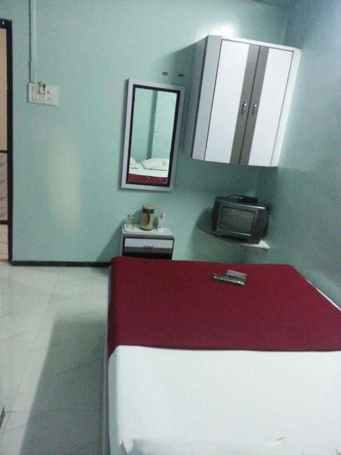 New Metro Guest House Mumbai Bagian luar foto